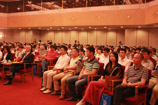 安邦集團(tuán)董事長(zhǎng)李貽連應(yīng)邀出席電供暖專業(yè)委員會(huì)成立大會(huì)(圖2) 安邦集團(tuán)董事長(zhǎng)李貽連應(yīng)邀出席電供暖專業(yè)委員會(huì)成立大會(huì)(圖2)