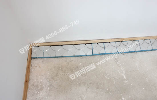 開始鋪設電地暖模塊，根據(jù)現(xiàn)場情況鋪設好轉(zhuǎn)向模塊